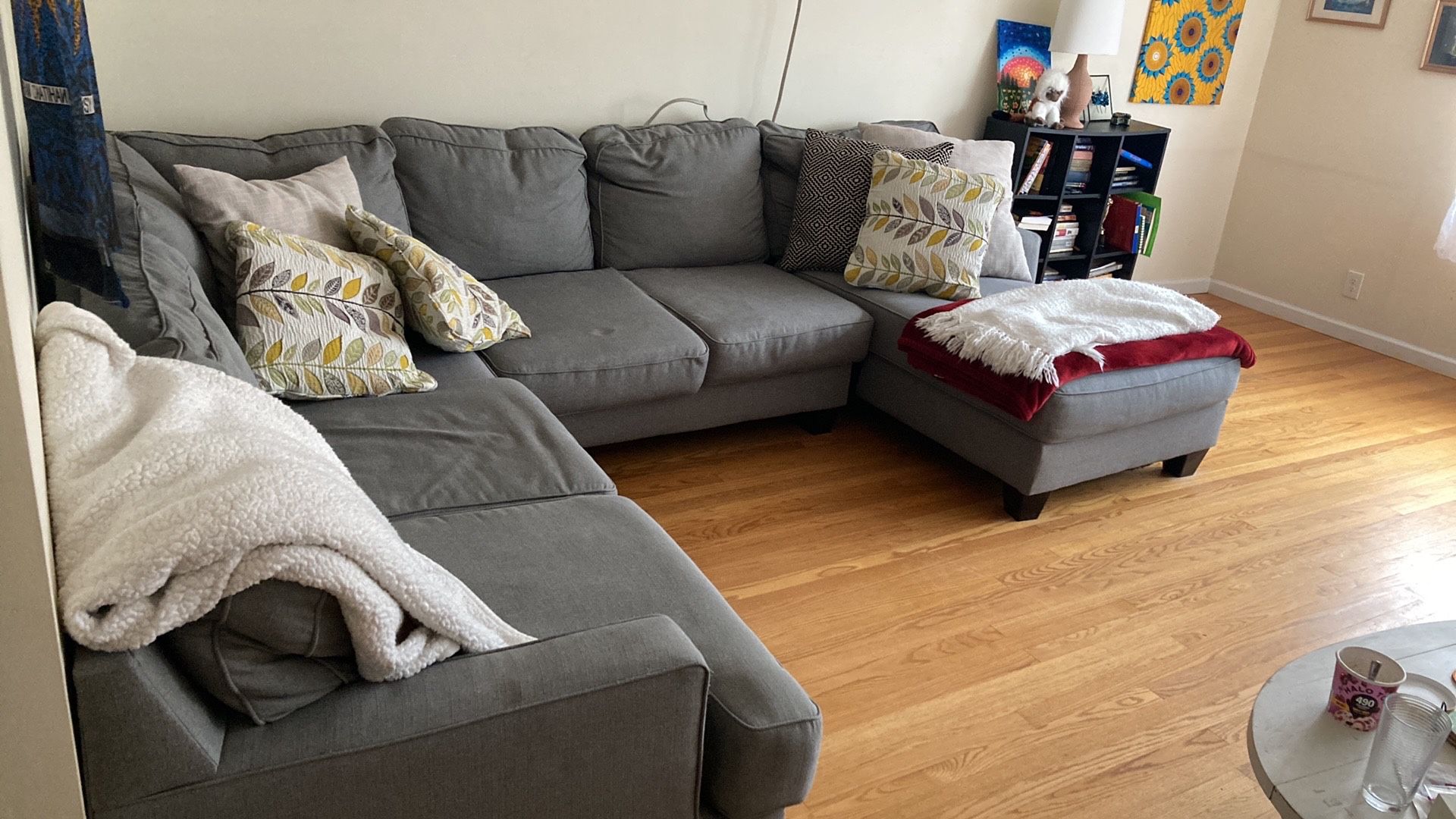Large sectional couch-Sofá seccional grande