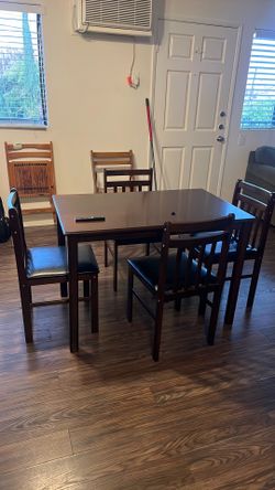 Table + 4 chairs