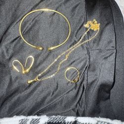 Stylish four piece jewelry set