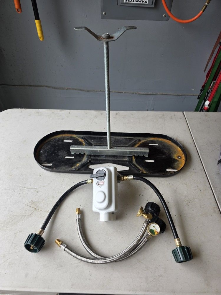 RV duel 20 pound propane tank holder with dual stage regulator and insulated cover.