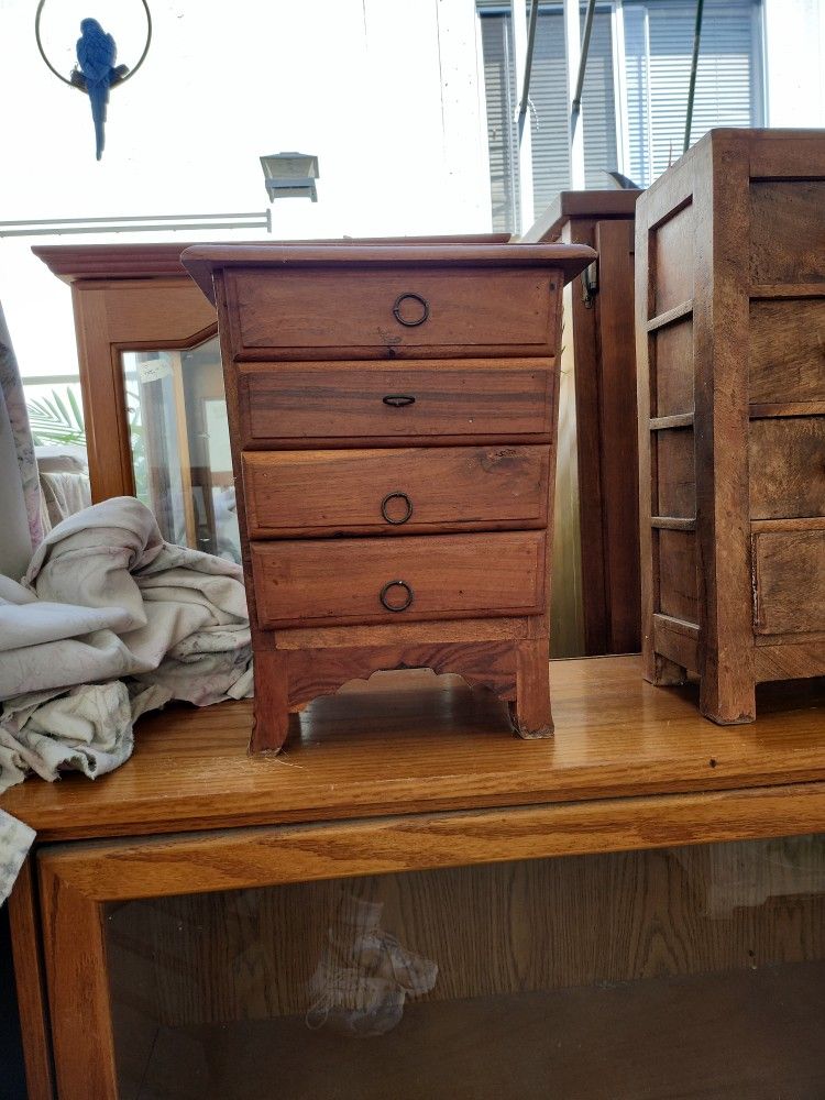 REAL WOOD JEWELRY BOX 