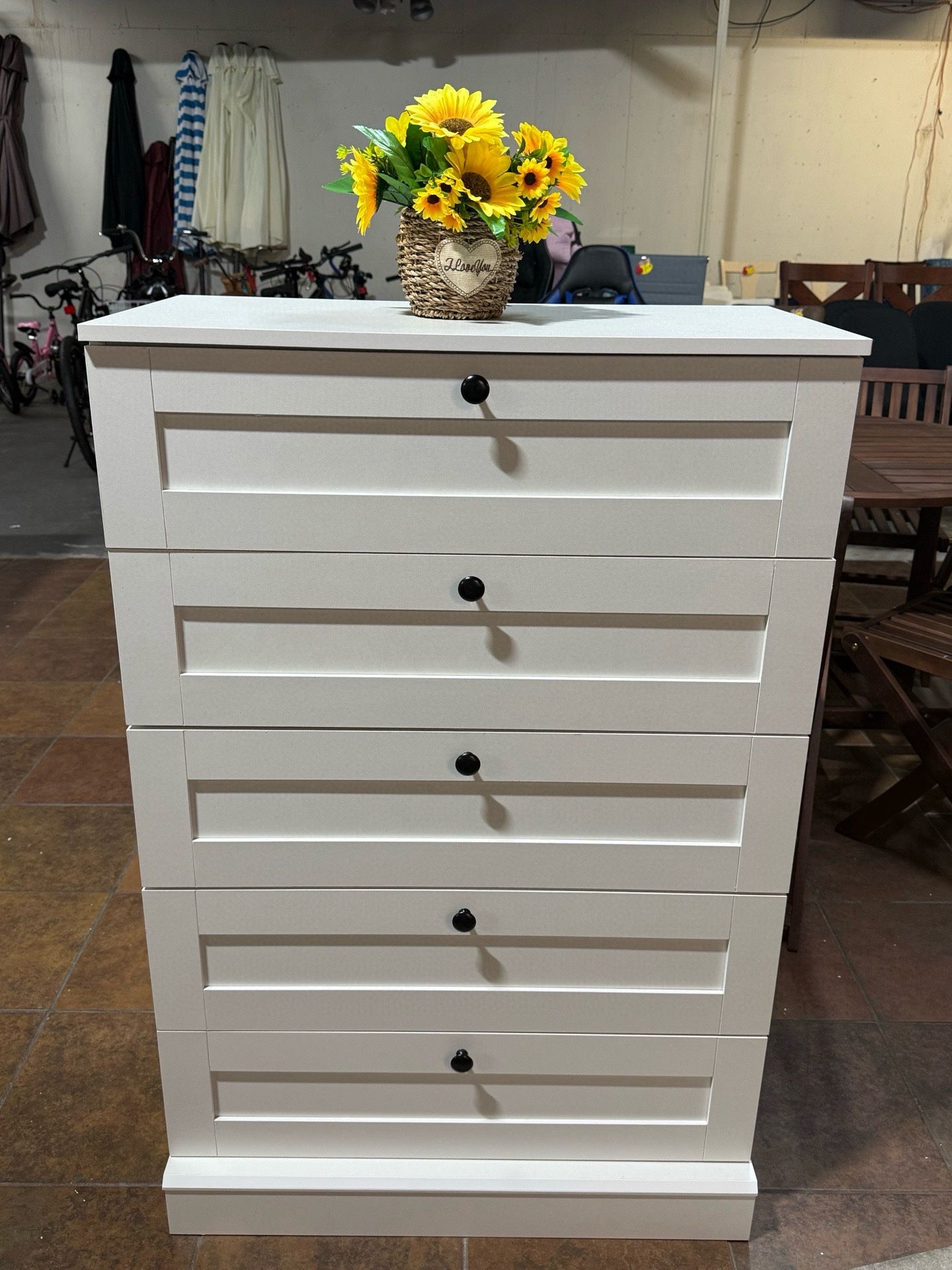 5 Drawer White Bedroom Dresser, Modern Vertical Dresser Drawers Wood Organizer for Living Room Entryway Small Spaces(White)💰130$ Decatur Location 227