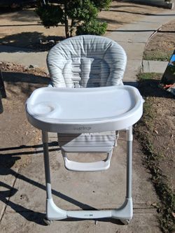 !! Baby High Chair  Firm Price Live in Arleta