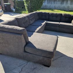 Like New Large Sectional Sofa 💥 Free Delivery 💥 