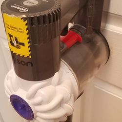 NEW cond CORDLESS. Dyson VACUUM WITH  AMAZING POWER SUCTION  , WORKS EXCELLENT  , IN THE BOX 