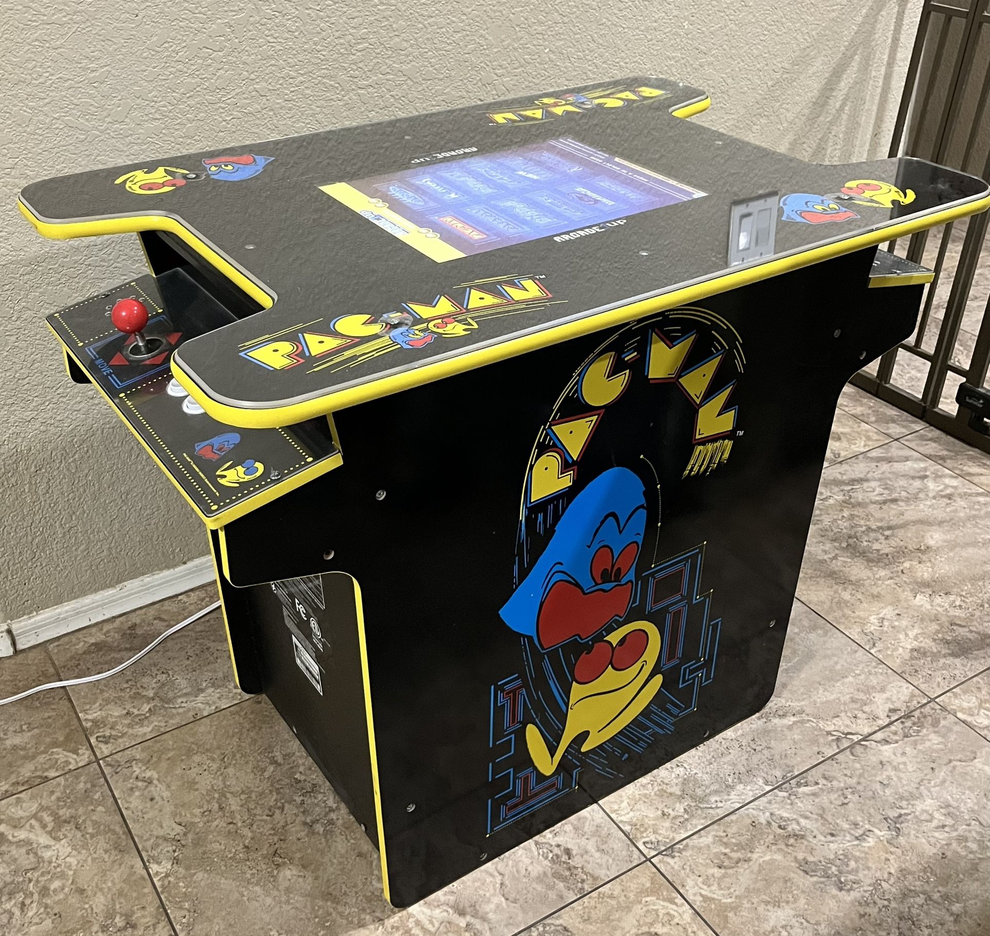 Pac-man arcade1up table