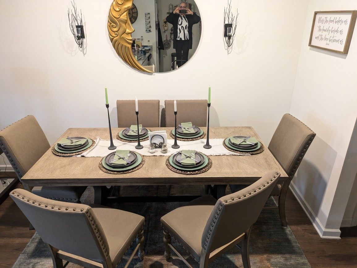 Solid Wood Dining Table With 6 Sauce Covered Chairs