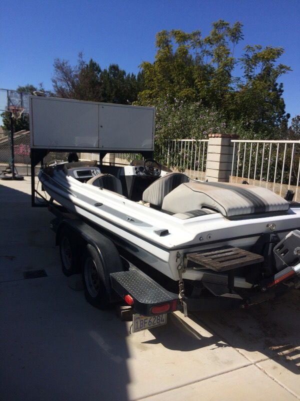 1989 Pismo 20ft inboard outboard ski boat w/ tandem trailer and OMV Cobra out drive
