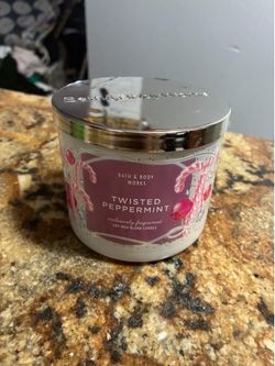 Bath & body works twisted peppermint 3 wick candle