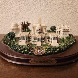 OVAL WASHINGTON D.C MONUMENT DESK STATUE, 9" BY 8", WHITE HOUSE