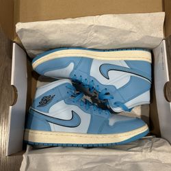 Women’s 9.5 Nike Air Jordan Mid 1 SE Ice Blue
