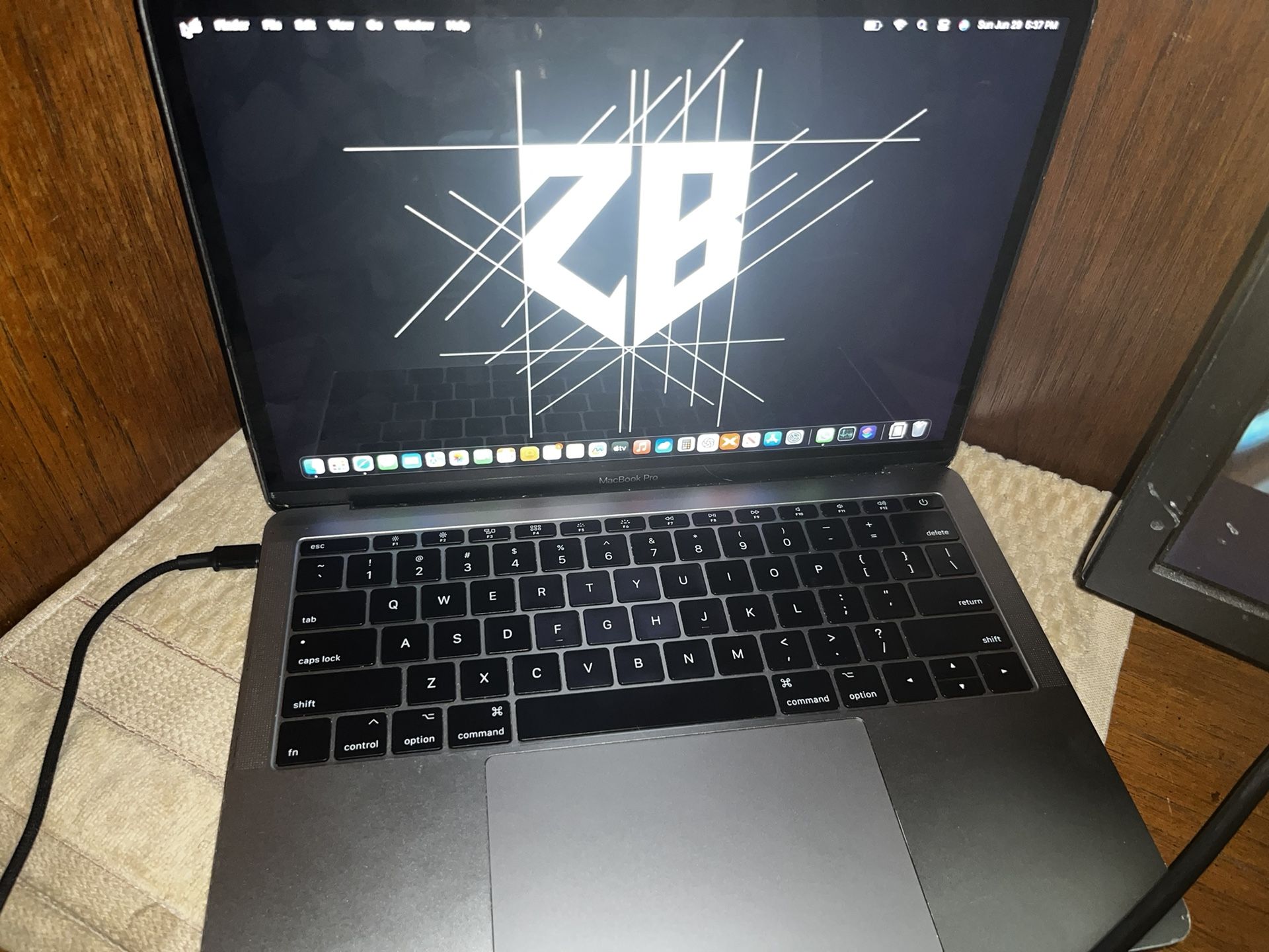MacBook Pro 13 2017 128g 8ram I5