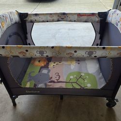 Danilove portable baby crib
