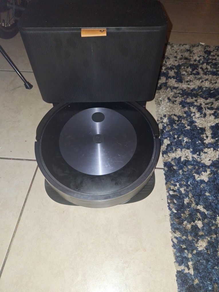 roomba j7+ self emptying cleaning base