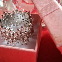 Beautiful Designer/Fashion Women’s Ring – Size 8
Princess-style silver-tone ring with an elegant, timeless look.
Comes in a lovely pink gift box — 
