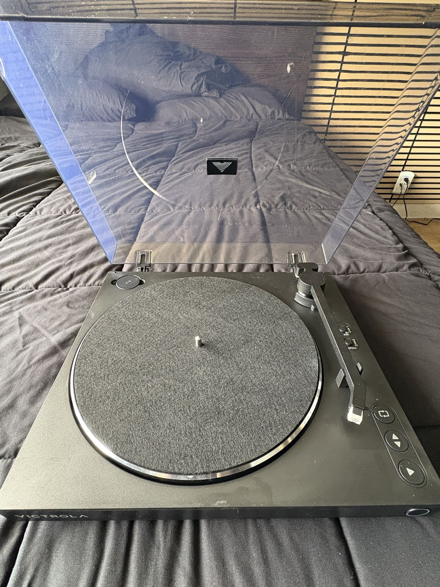 Victrola Bluetooth Vinyl Record Player – Like New + Motown & Sinatra Records