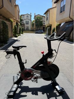 PELOTON BIKE (2022) + COMPLETE ACCESSORY PACKAGE – EXCELLENT CONDITION