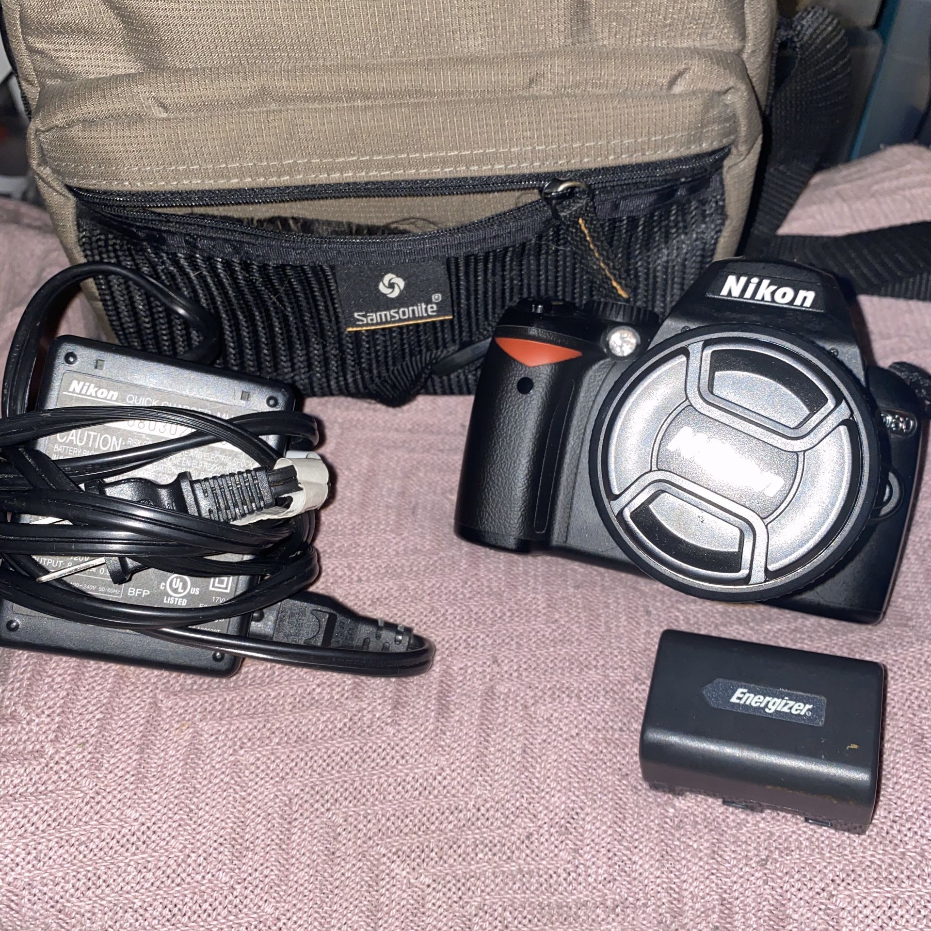 Camera Nikon D60 (camera /case/and batteries only