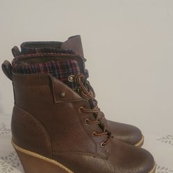 Boots Color Brown And Zise 9 