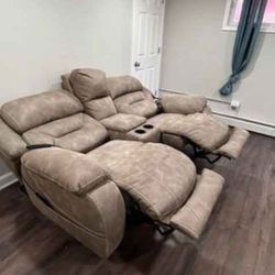 Reclining Couch And Loveseat!! Both Sold Together 