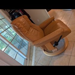 Ekornes Stressless Mayfair Recliner And Ottoman Set
