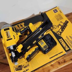 Dewalt 20V 21° degree framing nailer, battery, charger