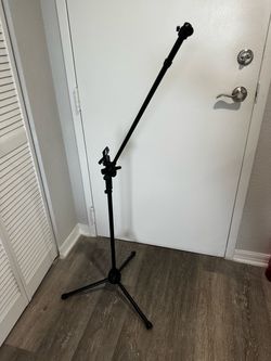 Adjustable portable mic stand