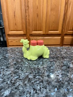 Vintage Retro Plastic Green Camel Pair of  Salt and Pepper Shakers.  Size approximately 2 1/4 inches tall and 3 1/2 inches long.  Preowned.