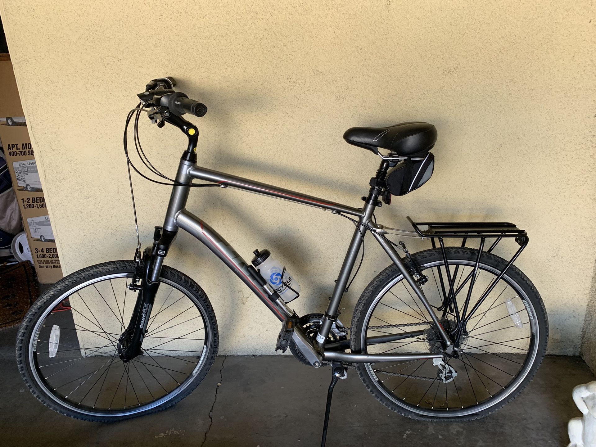Men’s Giant street bike. Like new. Fully Loaded. XL. Great seat, rack, water bottle, with front light.