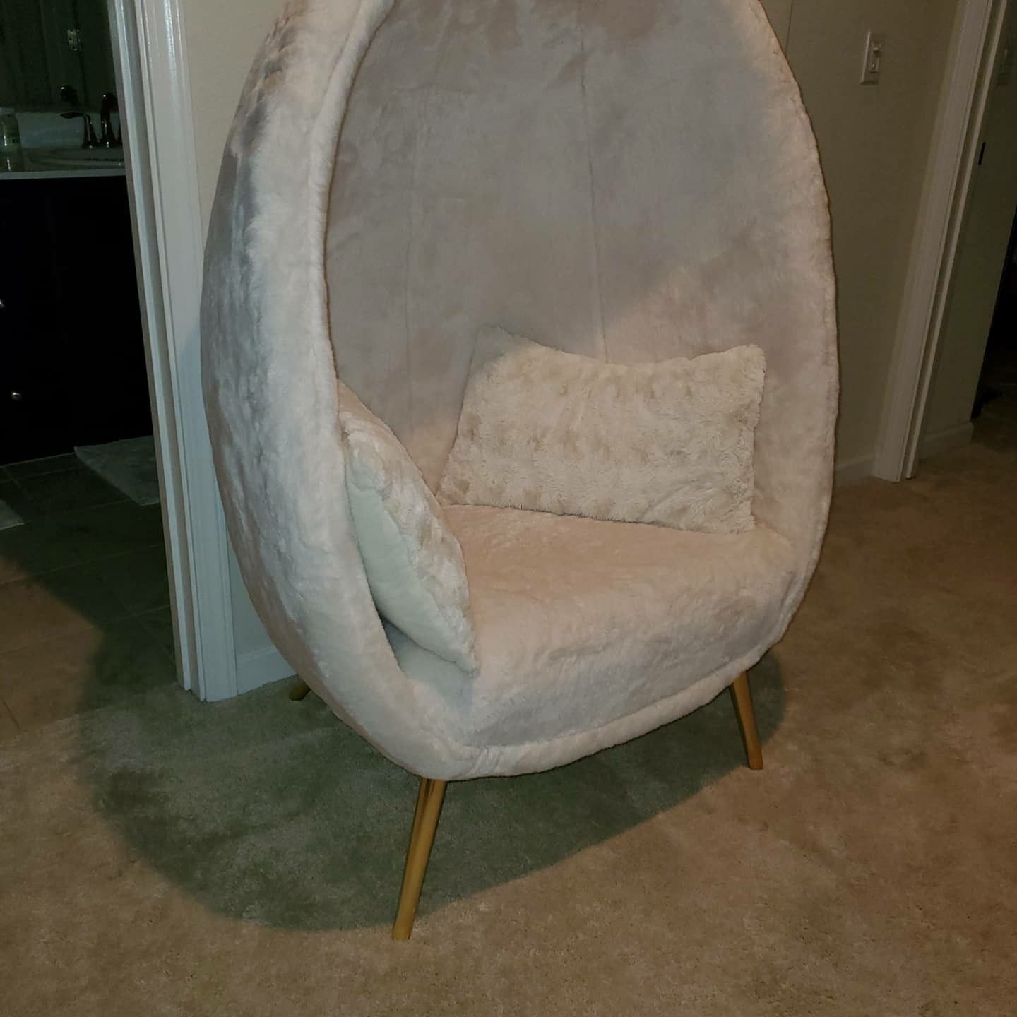 Cave chair