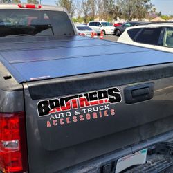 Tonneau Cover Flush Hard Bed Cover Tri-Fold Gloss Finish  Bakflip G2 Tapaderas Al Raz 