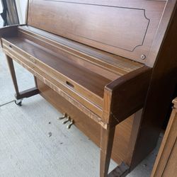 Wurlitzer Upright Piano Model 2960