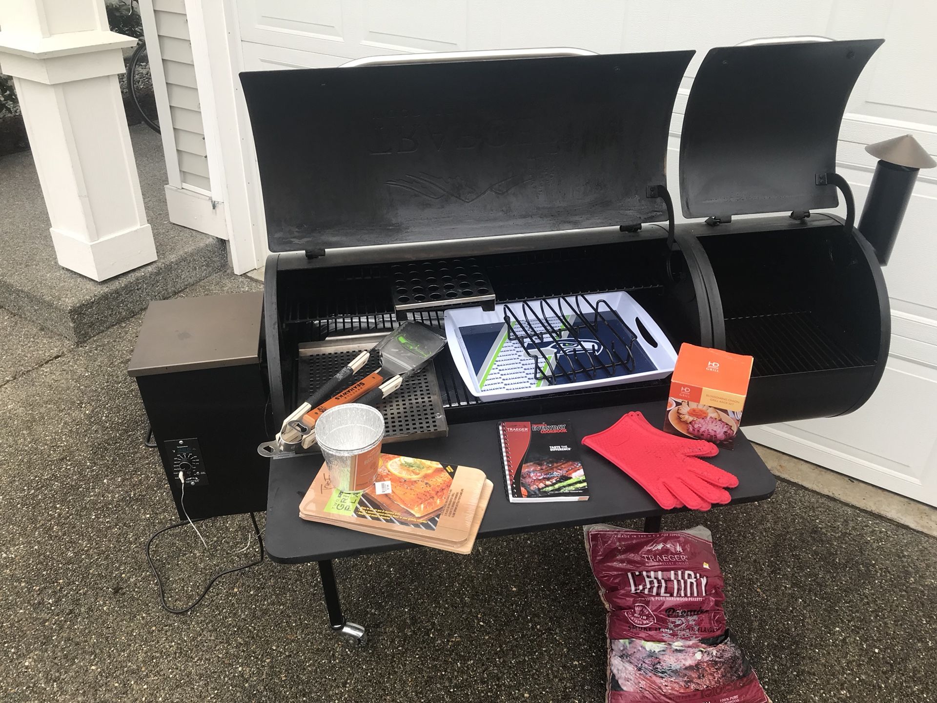 Traeger Texas Elite bbq smoker w/cold smoker box and extras
