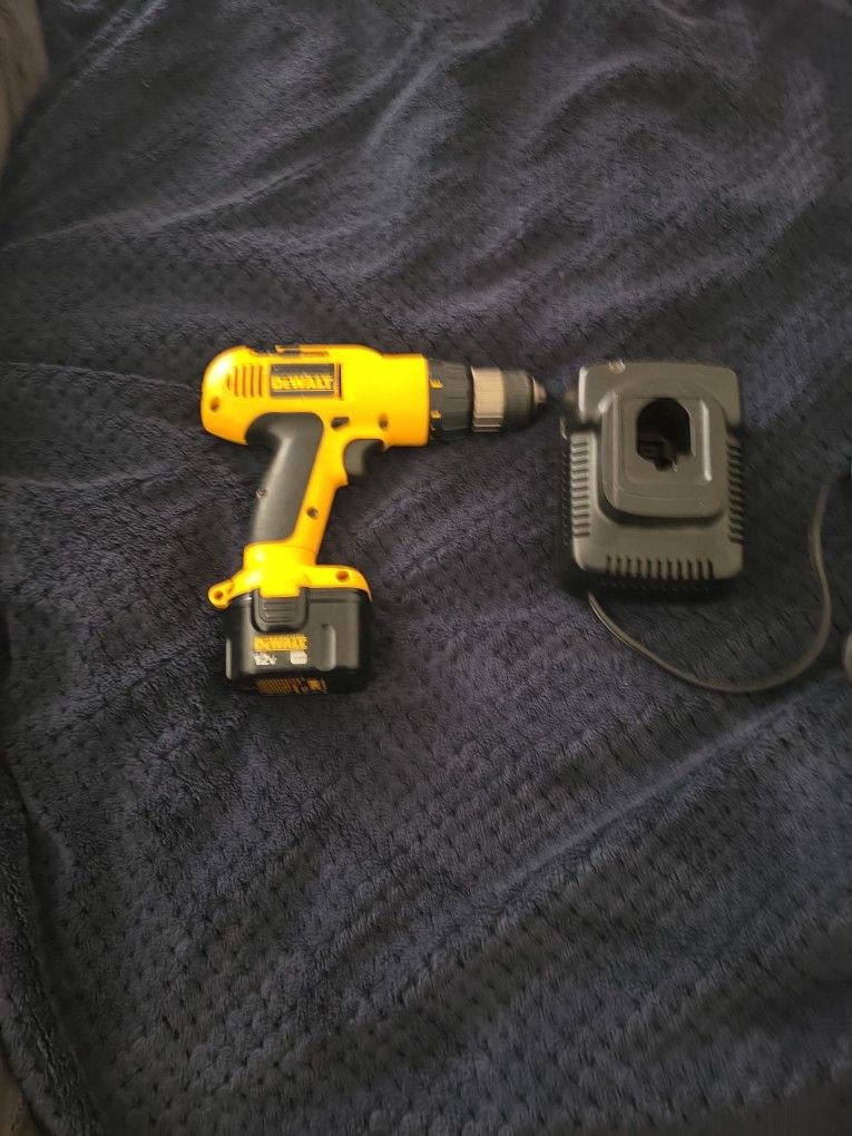 DEWALT 14.4 V DRILL WITH A BATTERY PACK AND CHARGER