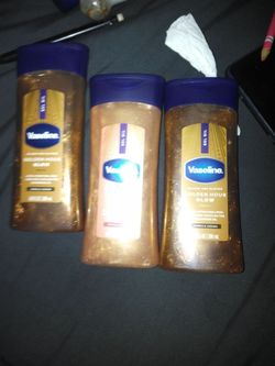Brand new Vaseline Glazed & Glisten Shimmering Gel Body Oil in the shade "Sunlit Glow." Infused with 100% pure cocoa butter and ultra-hydrating lipids