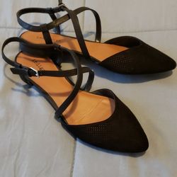 Women's cross-strap flats size 9