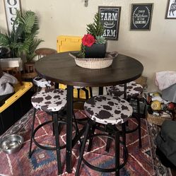 Dinning Table With Stools
