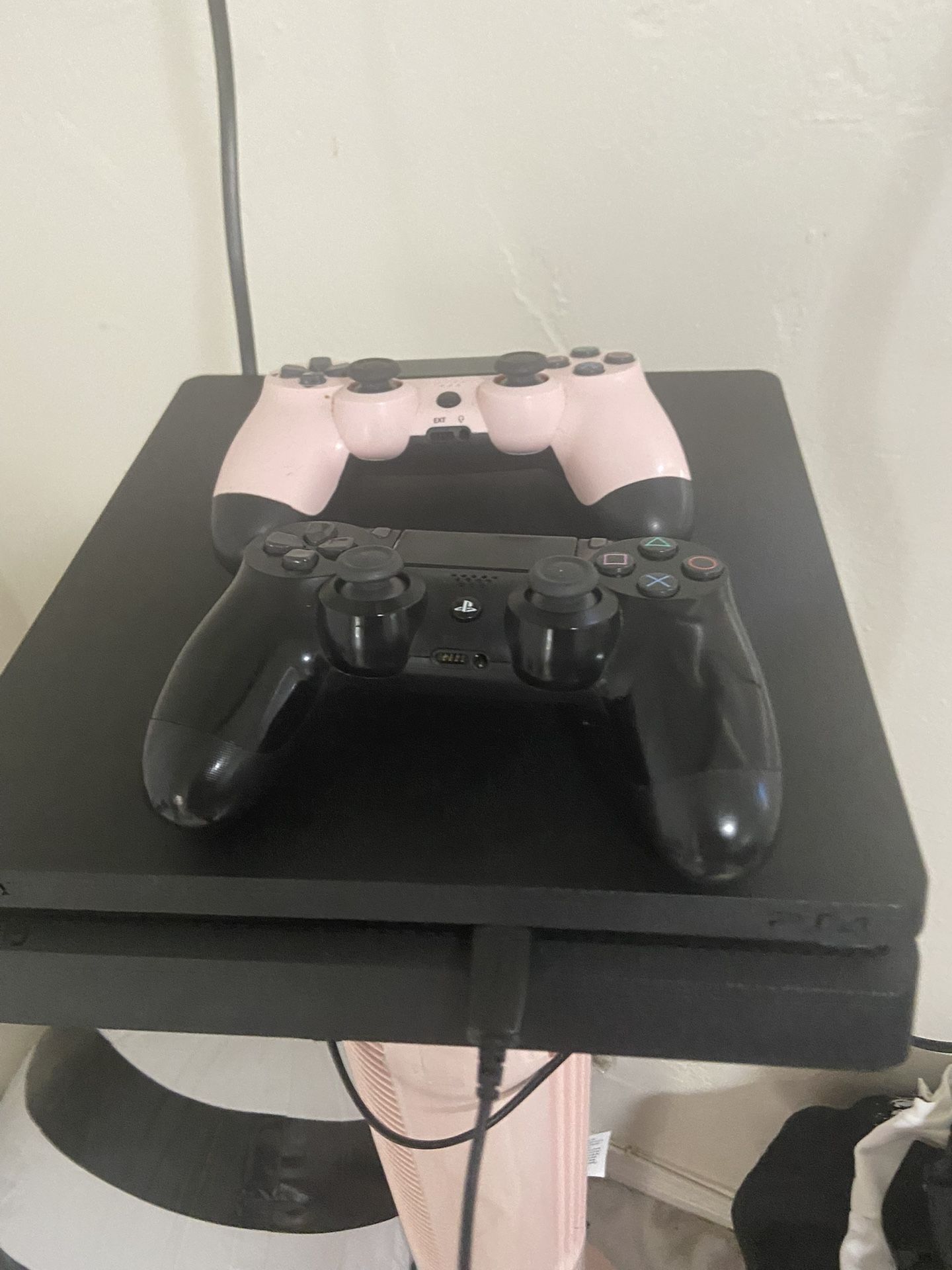 PS4 W 2 CONTROLLERS