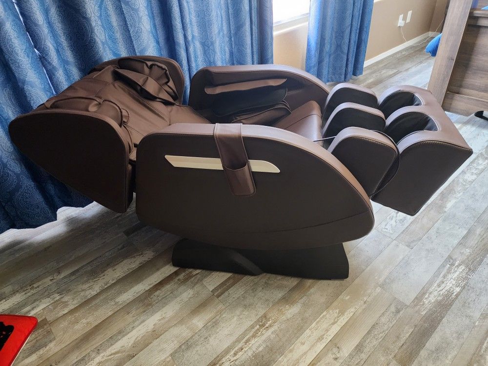 Full Body Massage Chair for Sale in Gilbert, AZ - OfferUp