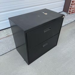 Filing cabinet WITH key