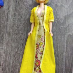 Vintage 1968 Platinum Blonde Bubble Cut Barbie W Floral Dress And Night Gown *Excellent Condition