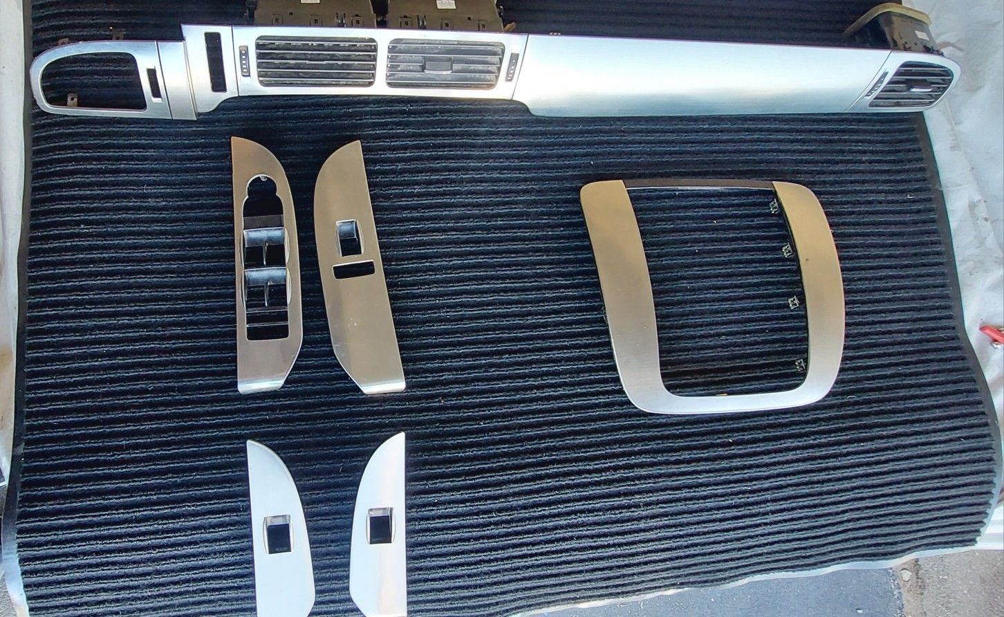 07-13 Tahoe Brushed Steel Trim