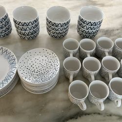 Set Of Dinner Dishes 