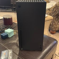 Xbox 1 X , 1tb With 1 Xbox Elite Remote And A Regular Xbox Series X Remote