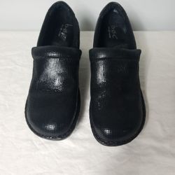 BOC BORN OF CONCEPTS  SNAKESKIN PRINT BLACK SLIP ON CLOG WITH  WEDGE HEEL