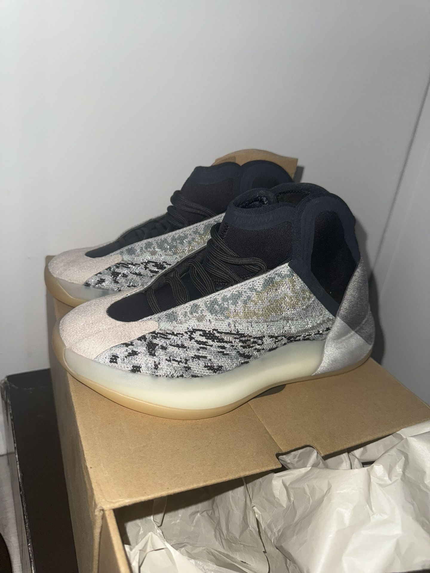 Yeezy QNTM Size 4 men’s 5 women’s