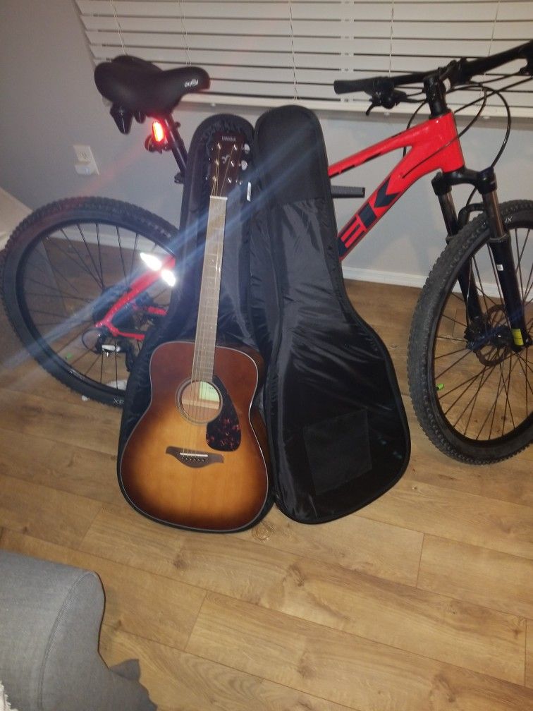 Guitar bag and acoustic guitar Yamaha