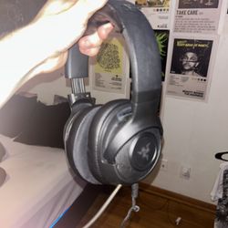 Razer Gaming Headset With Bad Crack On Top 