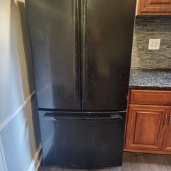 Black Kenmore Refrigerator - NEED GONE 1st 150 Takes Now