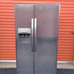 FRIGIDAIRE REFRIGERATOR FRIDGE STAINLESS EXCELLENT WORKING CONDITION AND VERY CLEAN 